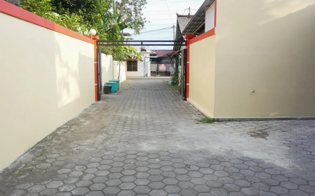 RedDoorz near Stasiun Kroya
