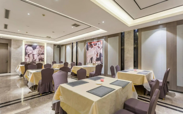 Longxin Hotel Yili