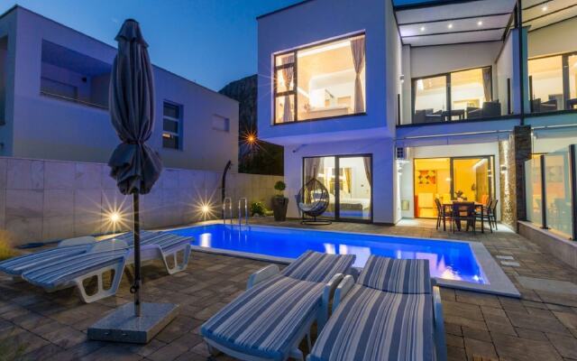 Modern Holiday Home in Grizane With Swimming Pool