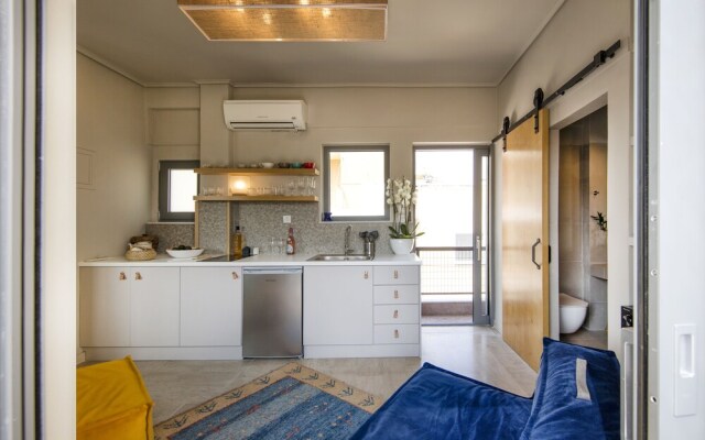 Stylish Sunny Apartment 1 stop to City Center by VillaRentalsgr