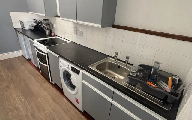 Modern 2-bed Victorian Apartment - Sleeps 6 & Pets
