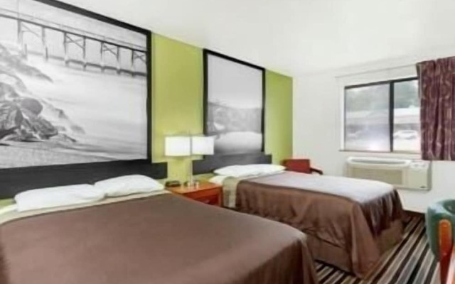 Super 8 by Wyndham South Boston VA