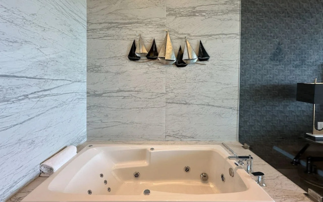 Beachtop Haven 2BR Condo at Iconic Sandy Beach