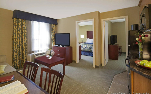Travelodge by Wyndham Oshawa Whitby