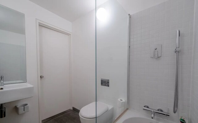 Stylish & Light Victorian 2BD Flat - Holland Park