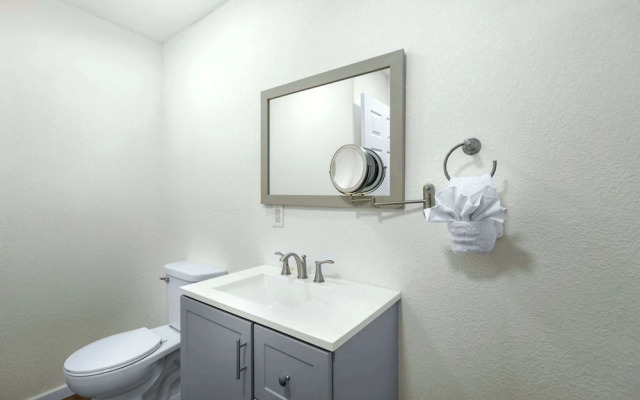 White Oak Landing Spacious 6 BDR w/ Boat Slip!