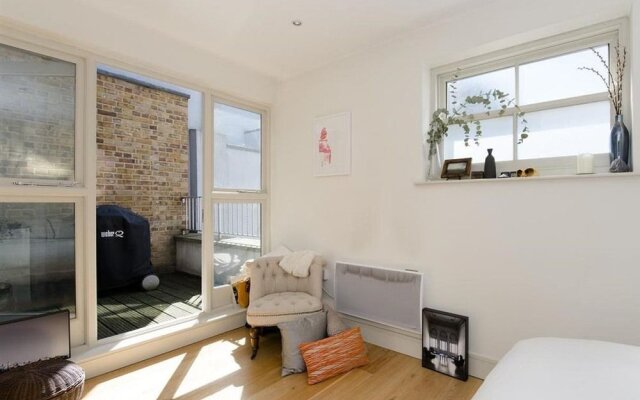 83 Goswell Apartment