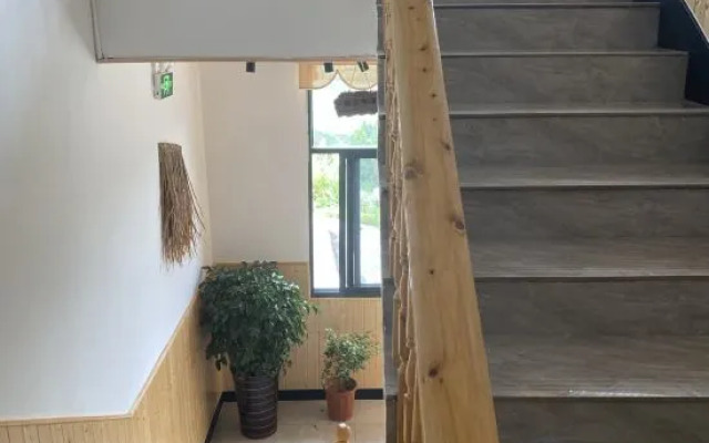 Linjiang Waterfall Viewing Inn