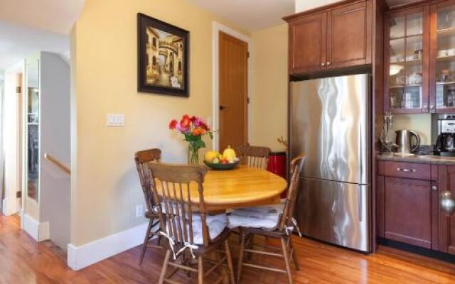 Beautiful, Quiet 3BR in Posh Kitsilano