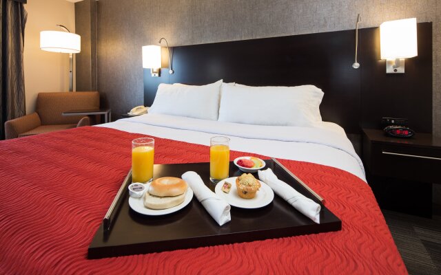 Holiday Inn Milwaukee Riverfront by IHG