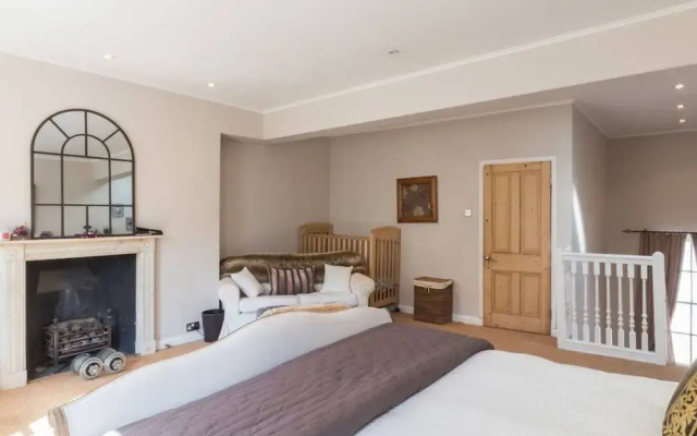 Stylish 1-bed With a Roof Terrace