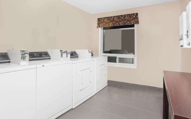 Super 8 by Wyndham Brandon MB