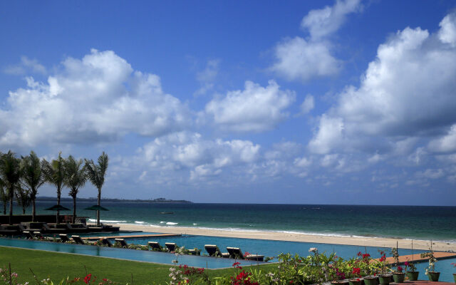 Ngwe Saung Yacht Club & Resort