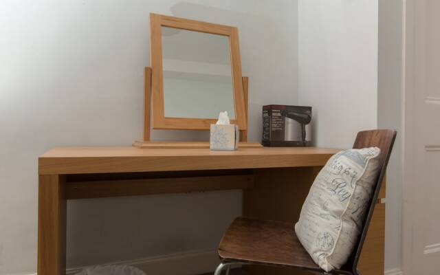 Spacious, Bright 5-br Flat for 10 in Edinburgh