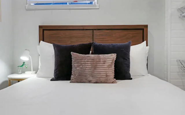 Stylish & Furnished Studio in Lakeview