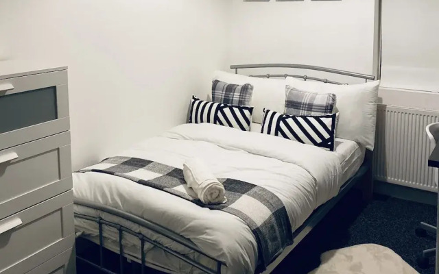 Large 4 Bedroom Home - City Centre