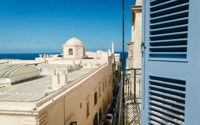 Square and Sea Views - 1 BR With Ensuite