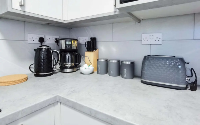 4BR Contractor Accommodation w 4 Bathroom