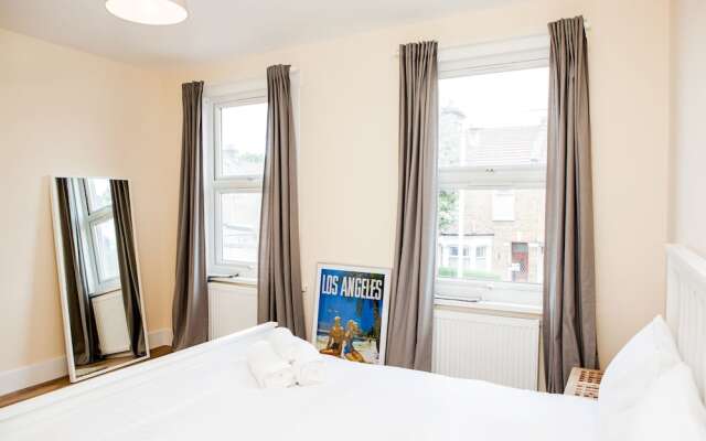 Stunning 4 Bed East London Apartment Sleeps 10