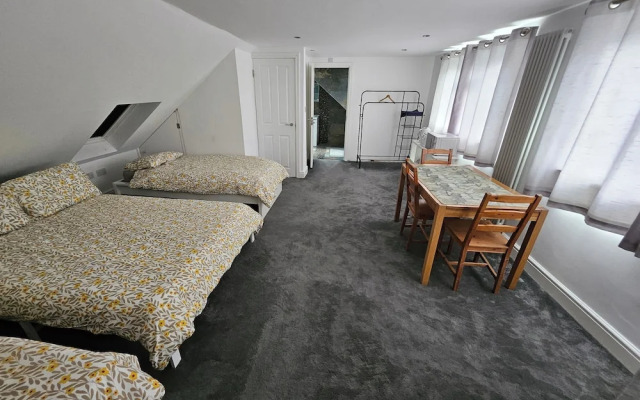 Self Contained Studio Near Windsor Attractions!