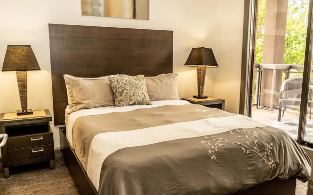 Bright Corner Apartment w/ Lake View #418