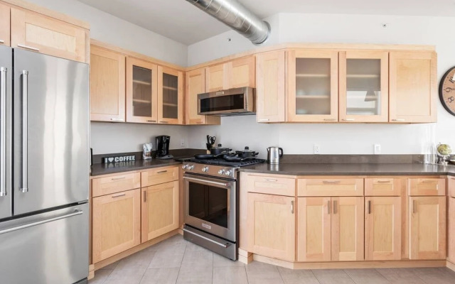 Upscale 3BR Penthouse by CozySuites