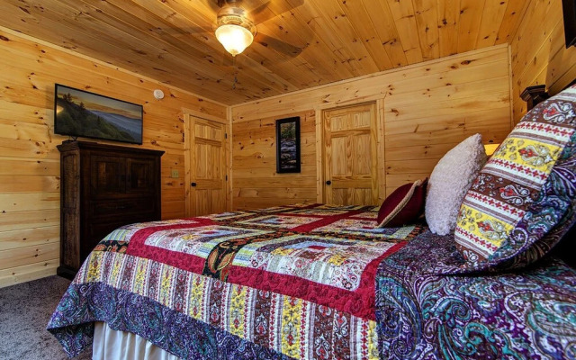 A River Runs Through It 3 Bedrooms 3 Bathrooms Cabin
