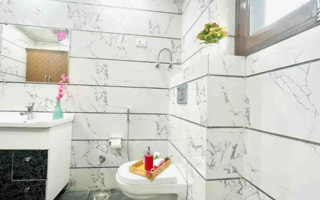 Bluo 2Bhk Patparganj- Balcony, Parking , Lift