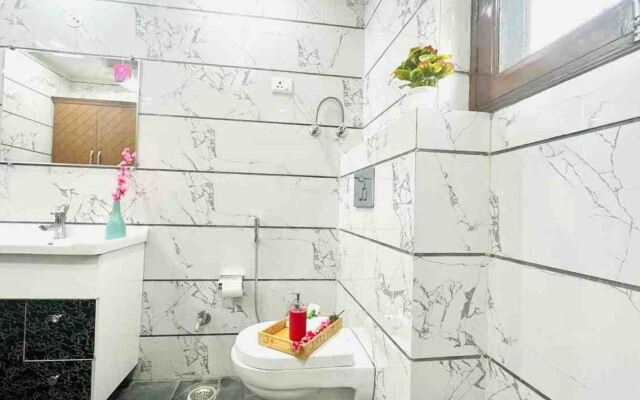 Bluo 2Bhk Patparganj- Balcony, Parking , Lift