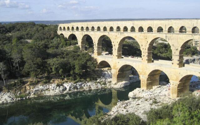 Nice Holiday Home With Private Terrace, Arpaillargues-et-aureillac