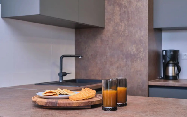 Tropic Night Apartment by Litto