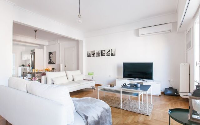 Chill like a local in Condo near historical sites!