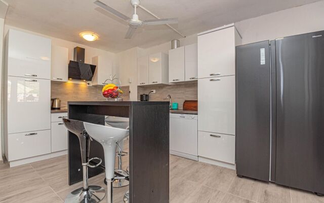 Amazing Home in Grebastica With Wifi and 4 Bedrooms