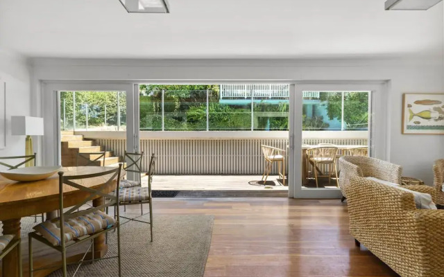 Poolside Stay - Close to Taronga Zoo & Luna Park