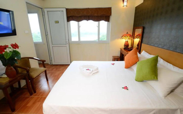 Holiday Lakeview Hotel