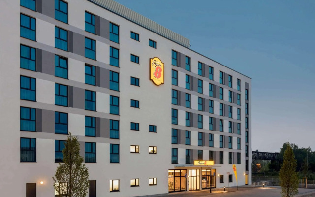 Super 8 by Wyndham Oberhausen am Centro