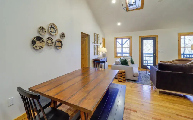 Blowing Rock Escape w/ Covered Deck & Fire Pit