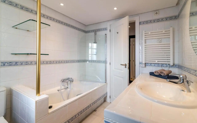 Newly renovated 3 bedroom apt next to Puerto Banús