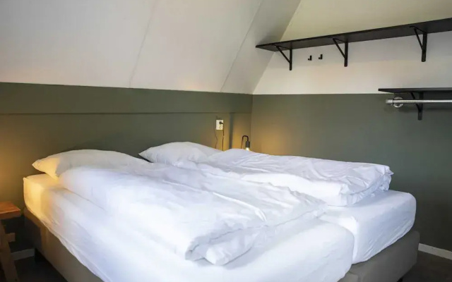 Carefully Furnished House with Bath near Mookerplas