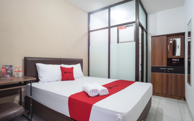RedDoorz near Eka Hospital BSD City – Guest Rooms – South Tangerang