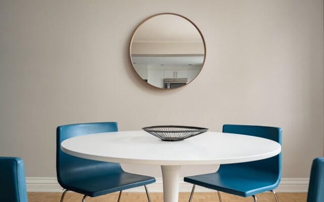 Bold Downtown Montréal Suites by Sonder