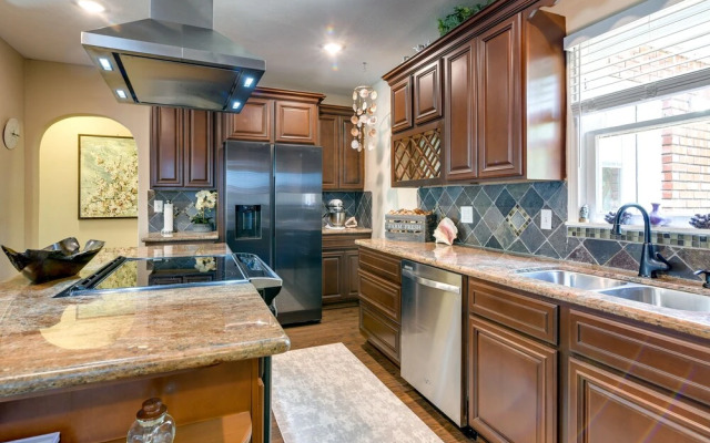 2 Mi to Beach: Galveston Vacation Rental!