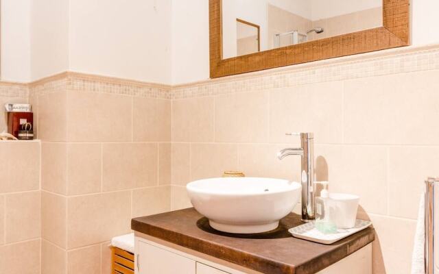 Elegant 2 Br Apartment in W/Garden, Fits 6