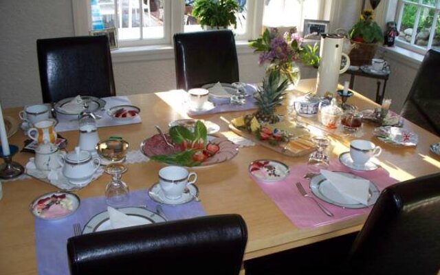 Charm of Qualicum Bed and Breakfast