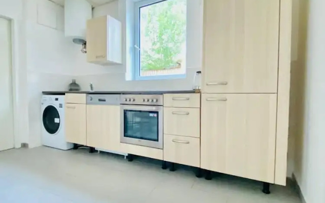 Stylish Shared 3-Bedroom Stay Near City