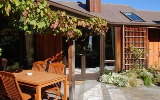 Larch Hill Bed & Breakfast / Homestay