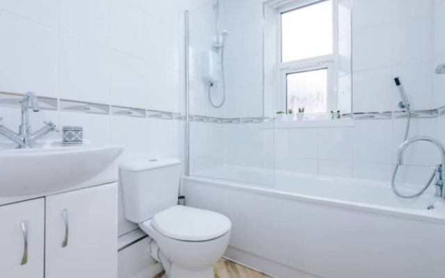 Spacious 4-Bed House Manchester