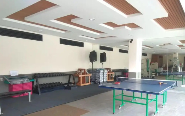 Comfort 1Br At Royal Heights Apartment