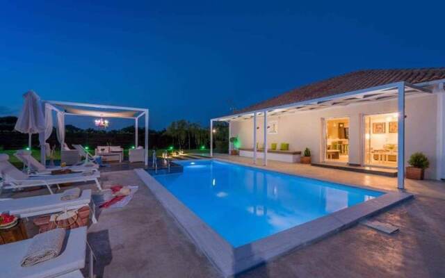 Madini Luxury villa with private Heated pool