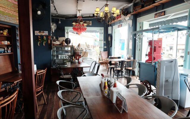 Rimrabeang Amphawa Cafe and Suite